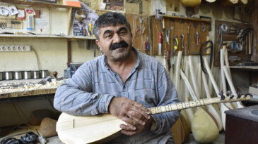 Bağlama ustası 11 binden fazla saz üretti; dünyanın birçok ülkesine gönderdi