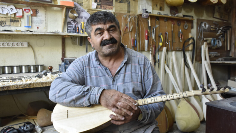 Bağlama ustası 11 binden fazla saz üretti; dünyanın birçok ülkesine gönderdi