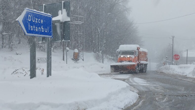 Bolu Dağı’nda yağış sürüyor; sürücülere kar lasiği uyarısı