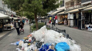 Buca’da grevin ikinci gününde sokaklarda çöp yığınları oluştu