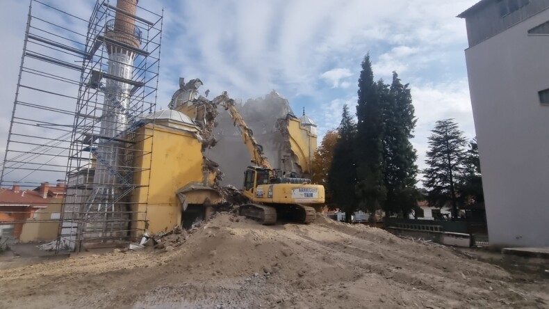 Domaniç’te tarihi minaresi korunan caminin 3’üncü kez yıkımına başlandı