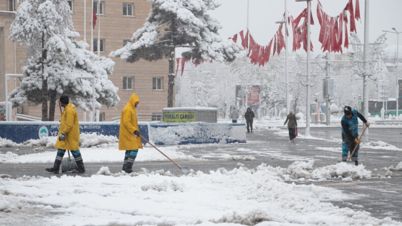 Kayseri kent merkezi, beyaz örtüyle kaplandı