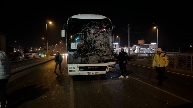 Kayseri’de 3 aracın çarpıştığı kazada 2 kişi yaralandı