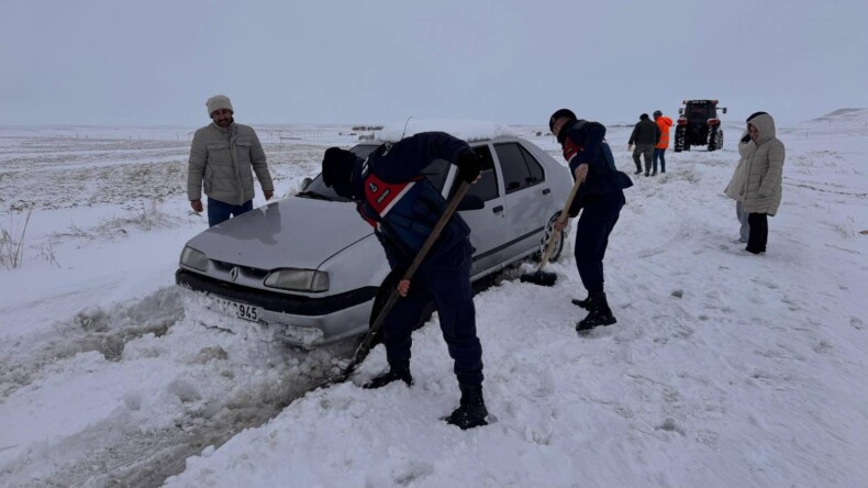 Yozgat’ta karda mahsur kalan vatandaşları jandarma kurtardı