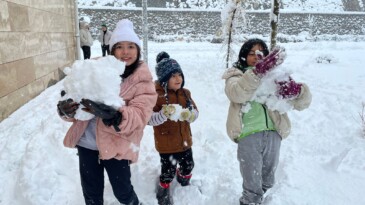 Yusufeli’nin yeni yerleşim yerinde ilk kar heyecanı